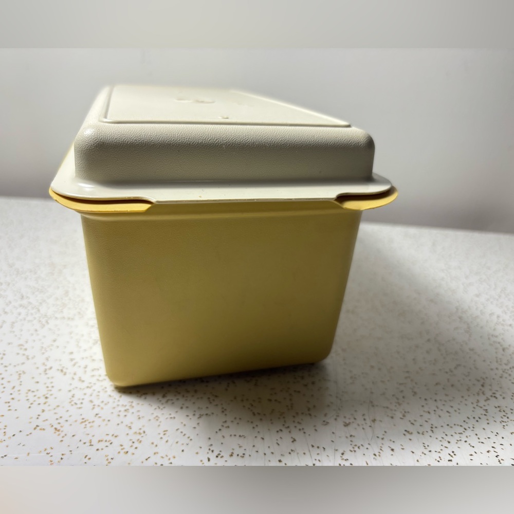 Vintage Tupperware bread box - Picture 3 of 7